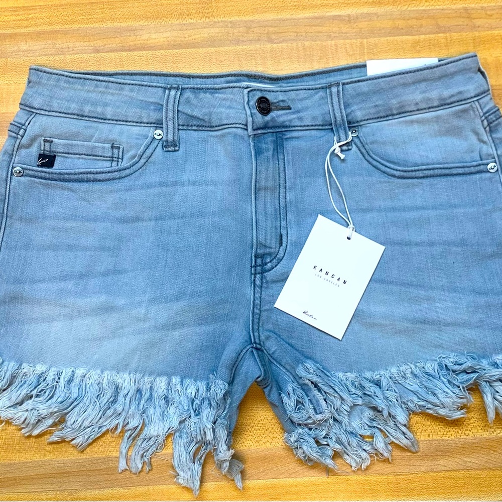 NEW KANCAN MID RISE SHORTS 
LIGHT WASH DENIM
FRAYED HEM 
X-LARGE